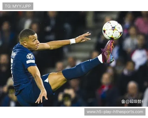 姆巴佩获赠超级玩具后笑裂了：童趣与激情的完美结合